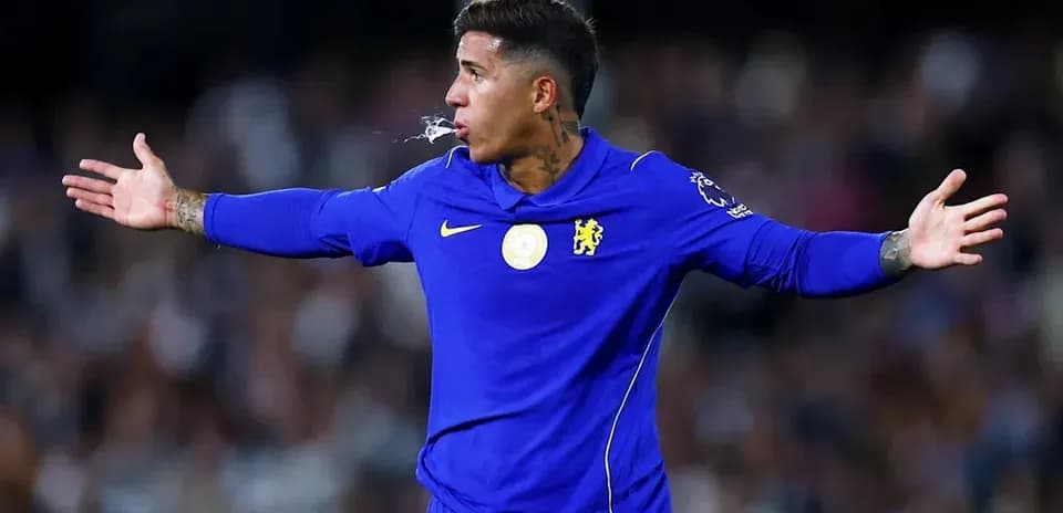 Futbolchi Chelsea formasida maydonda harakatda
