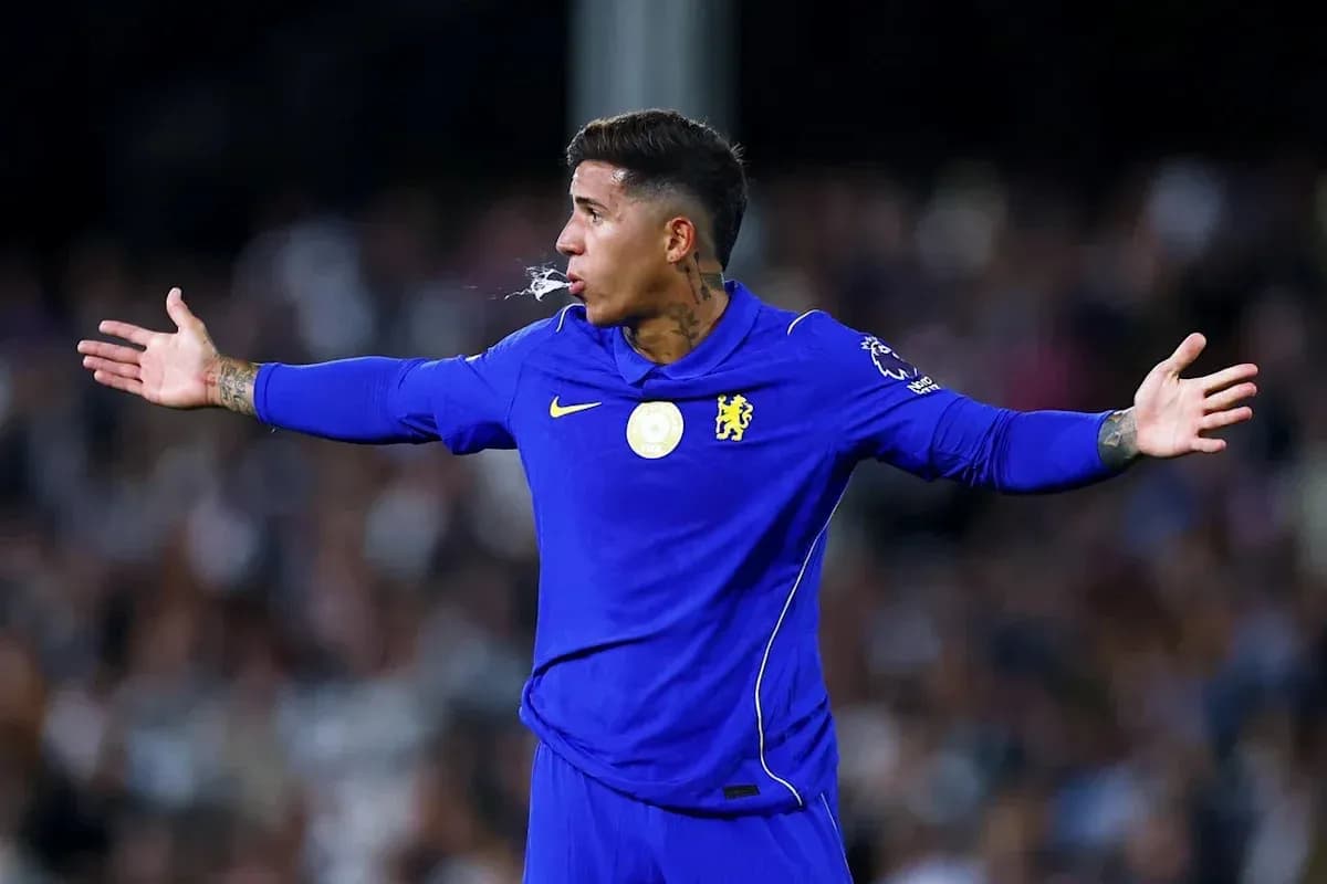 Futbolchi Chelsea formasida maydonda harakatda