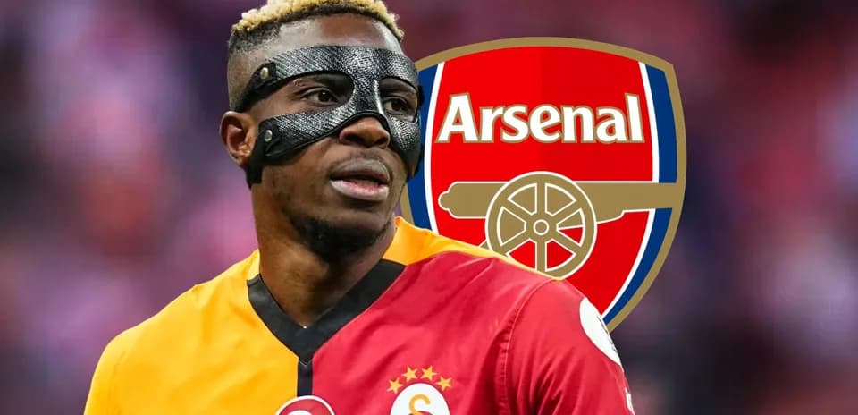 Futbolchi Galatasaray formasida, Arsenal logosi ortida