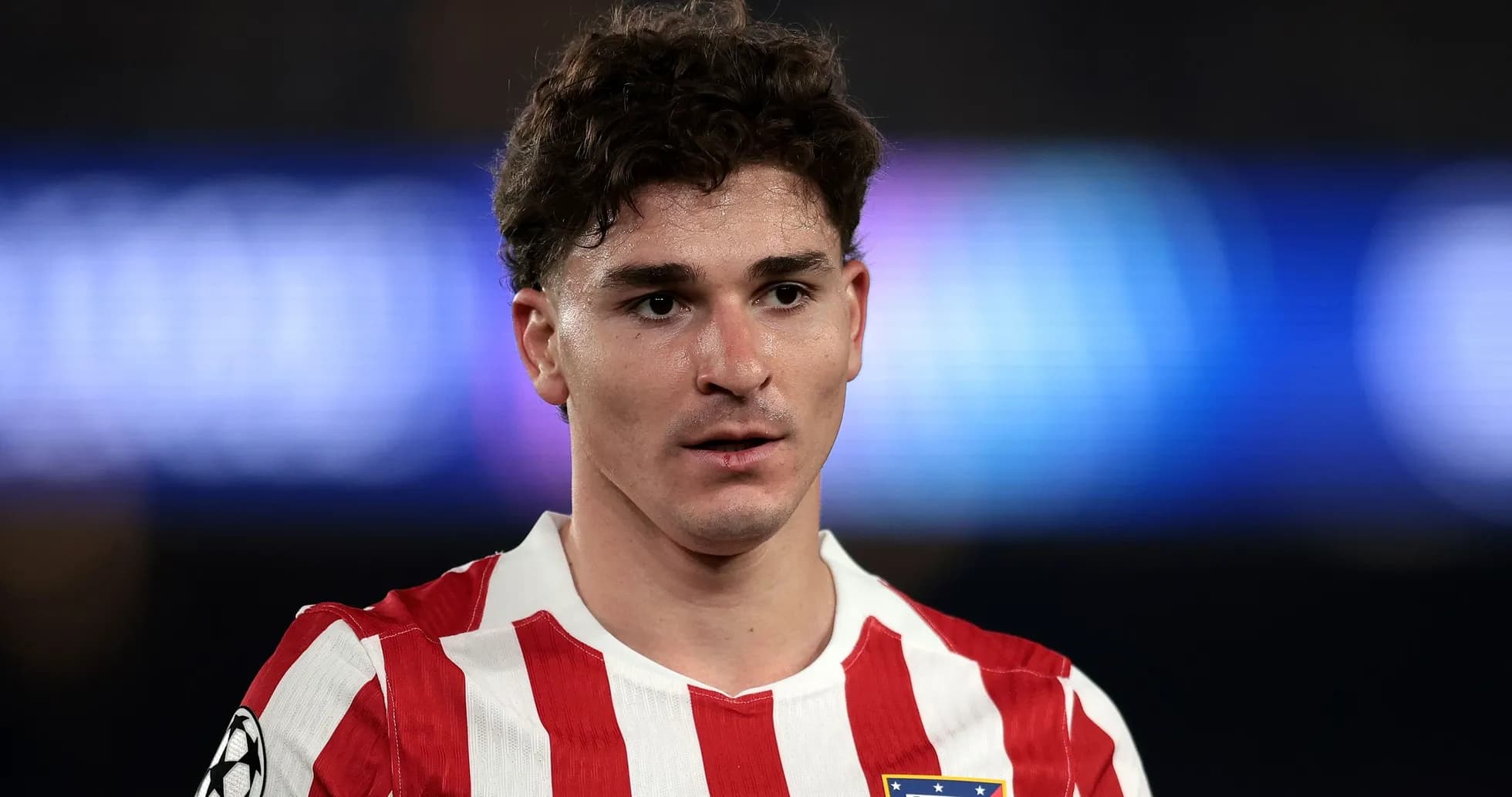 Futbolchi Atletico Madrid formasi bilan maydonda