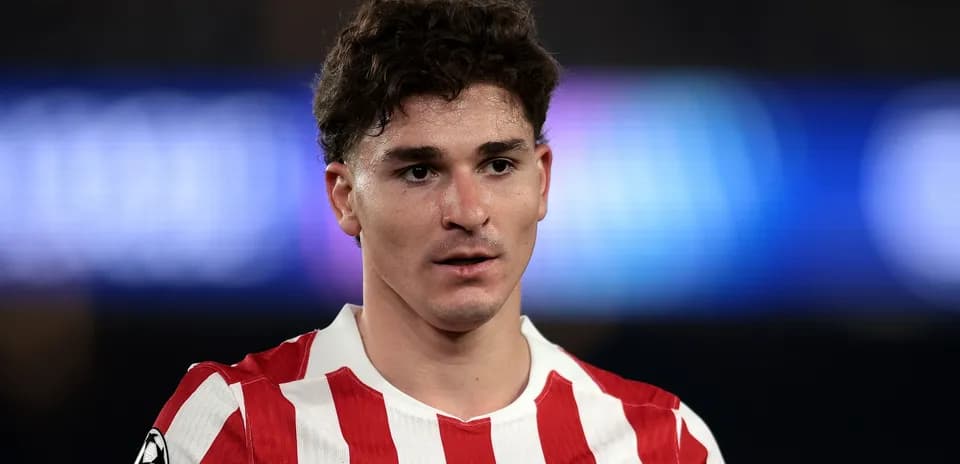 Futbolchi Atletico Madrid formasi bilan maydonda