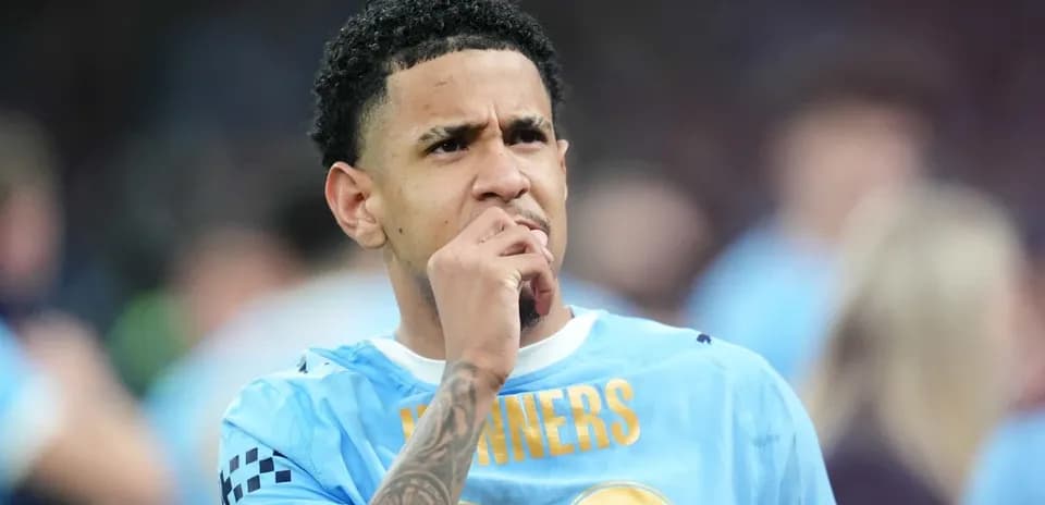 Futbolchi o'yin paytida o'ylab turibdi