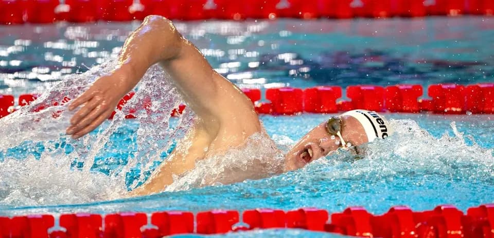 Siz su yuzida qattiq suzayotgan sportchi