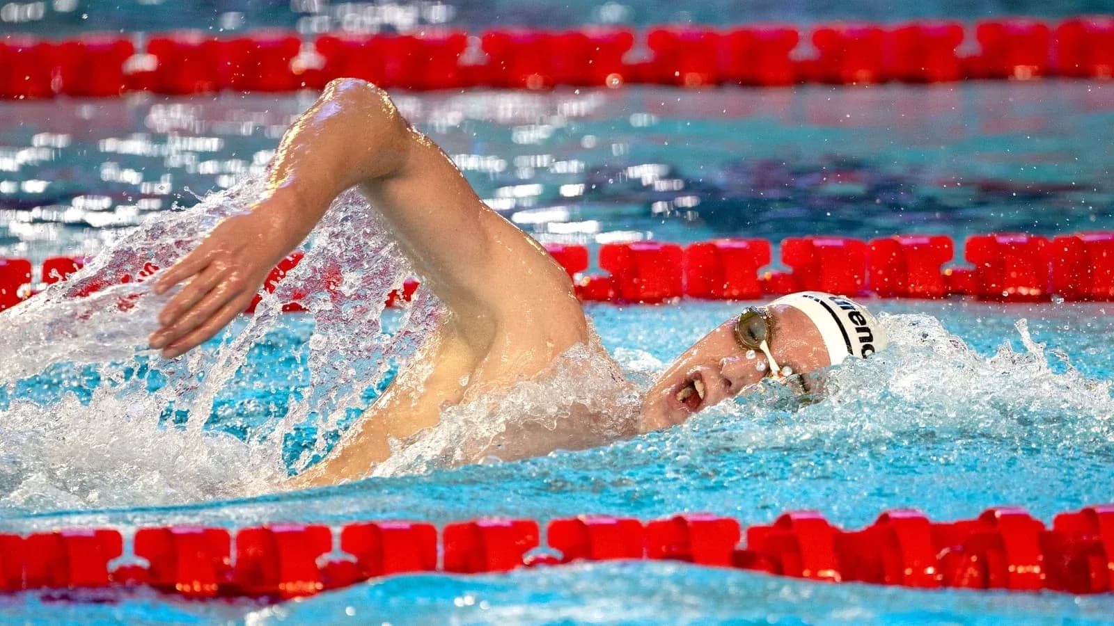 Siz su yuzida qattiq suzayotgan sportchi