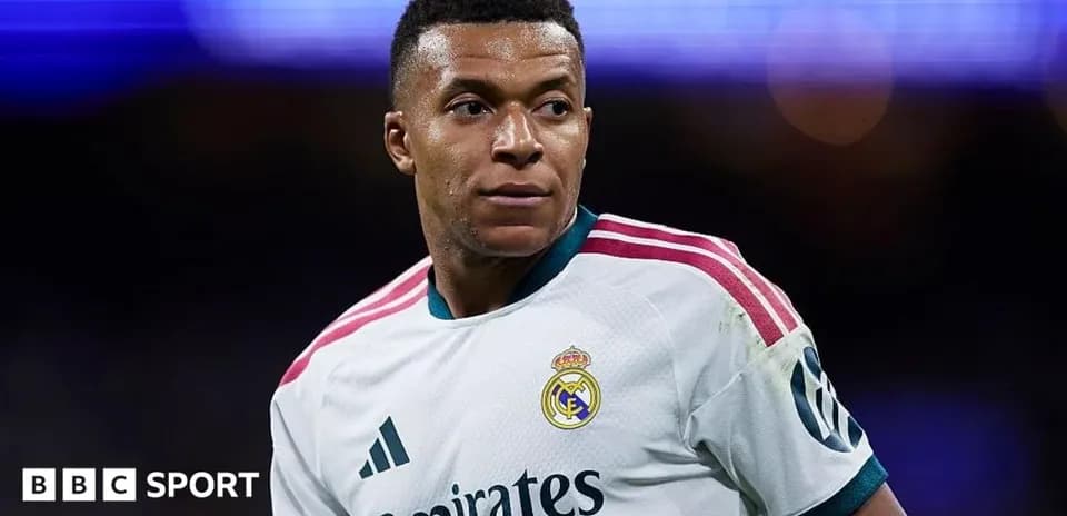 Futbolchi Real Madrid formasida maydonga chiqmoqda