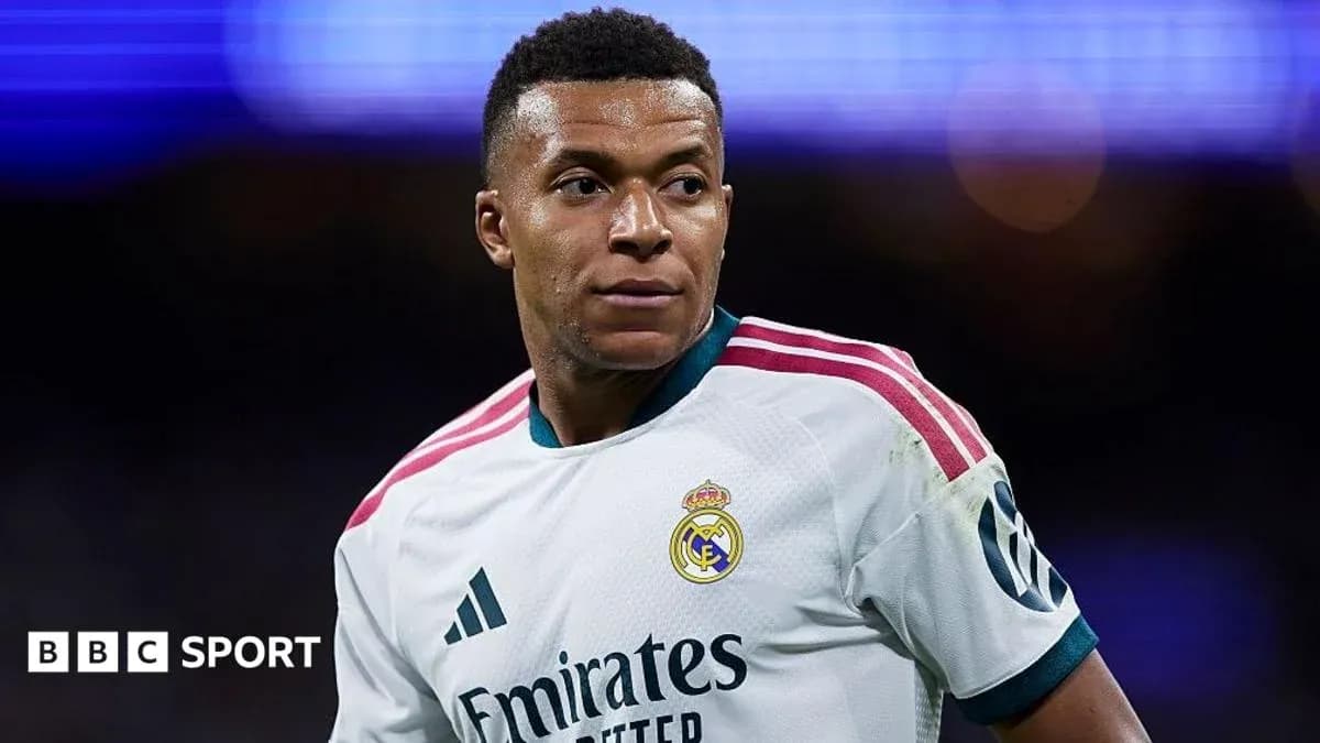 Futbolchi Real Madrid formasida maydonga chiqmoqda