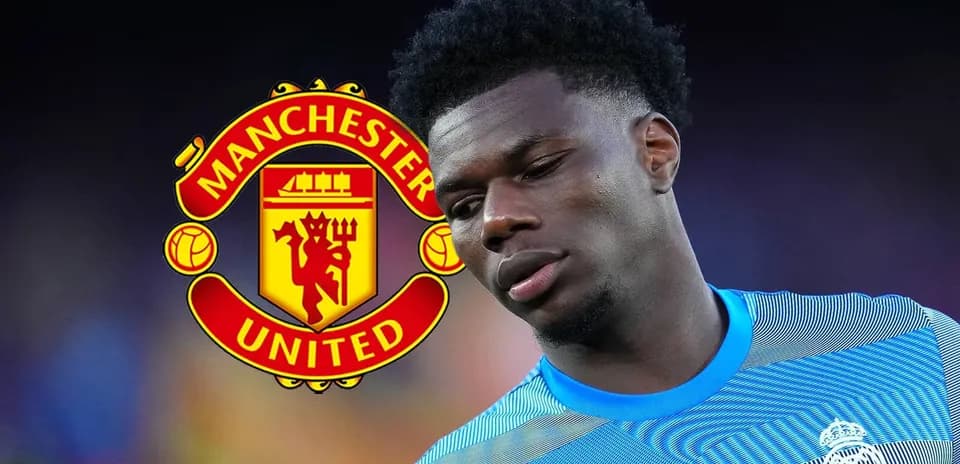 Futbolchi Manchester United logosi oldida turibdi
