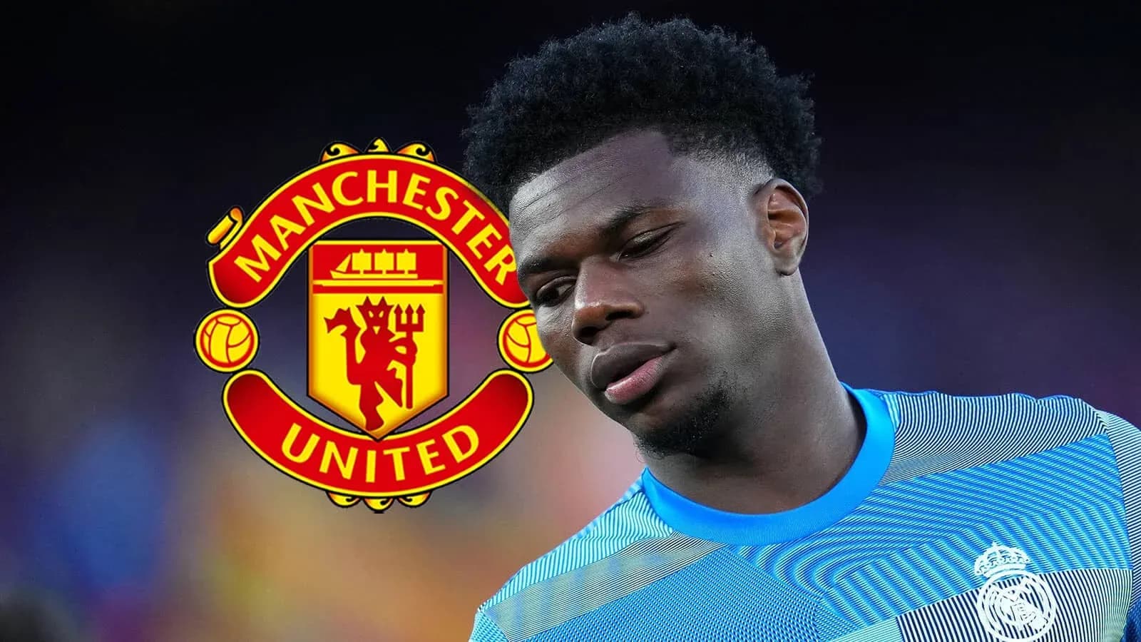 Futbolchi Manchester United logosi oldida turibdi