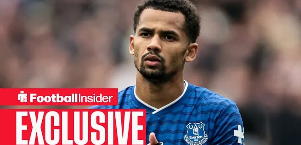 Futbolchi Everton formasida, maydonda