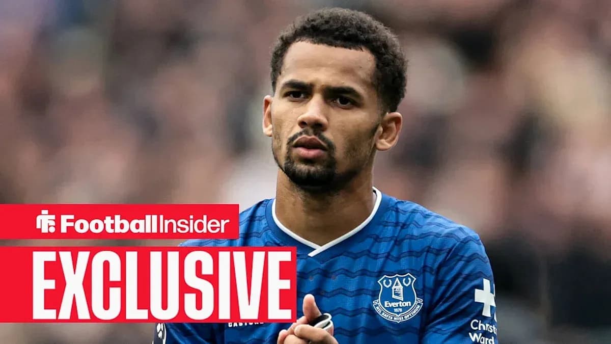 Futbolchi Everton formasida, maydonda
