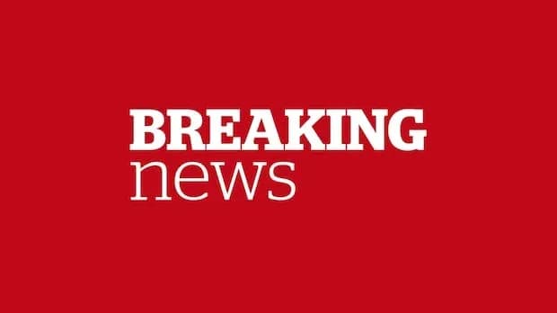 Qizil fon ustida 'BREAKING news' matni