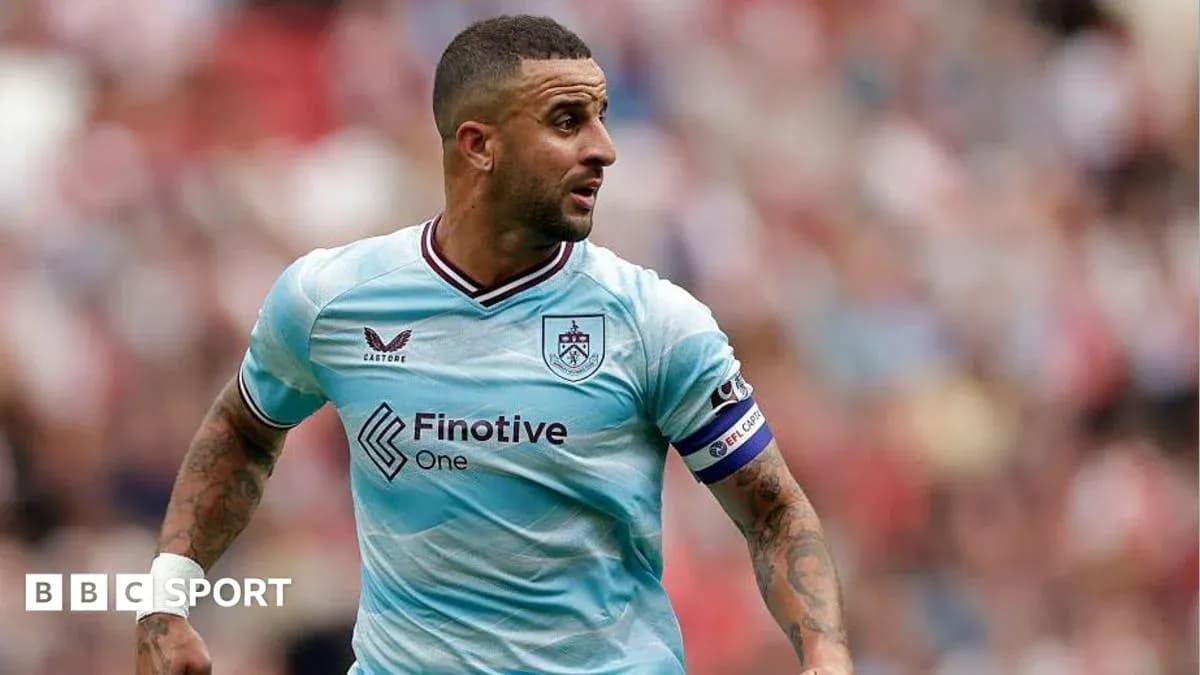 Futbolchi maydonda harakatda, Burnley formasi kiygan