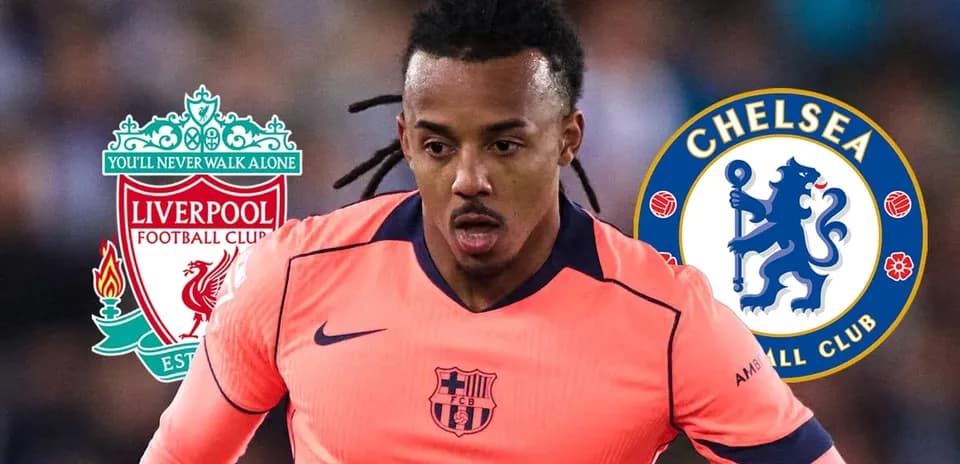 Futbolchi o'yinida harakatda, Chelsea va Liverpool logotiplari bilan