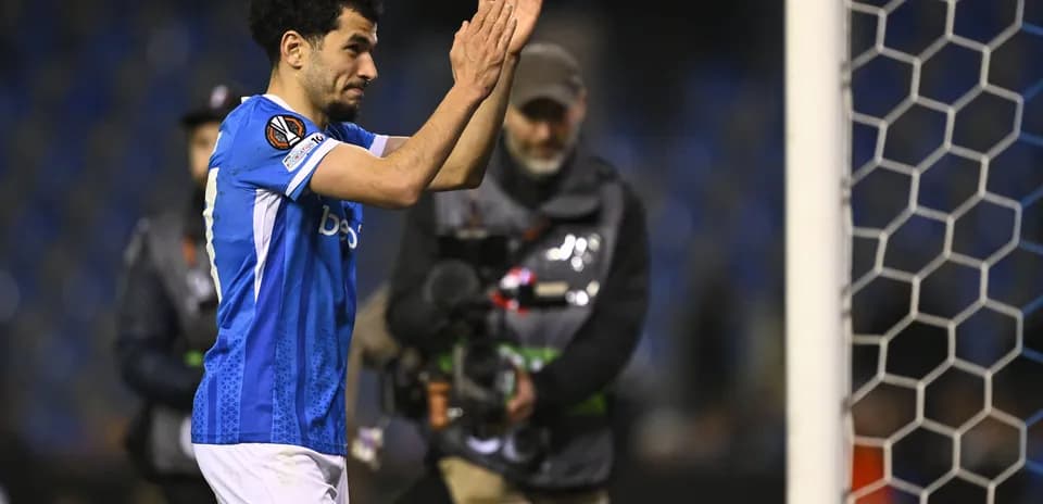 Futbolchi maydonni tark etayotganida qo'lini ko'taradi