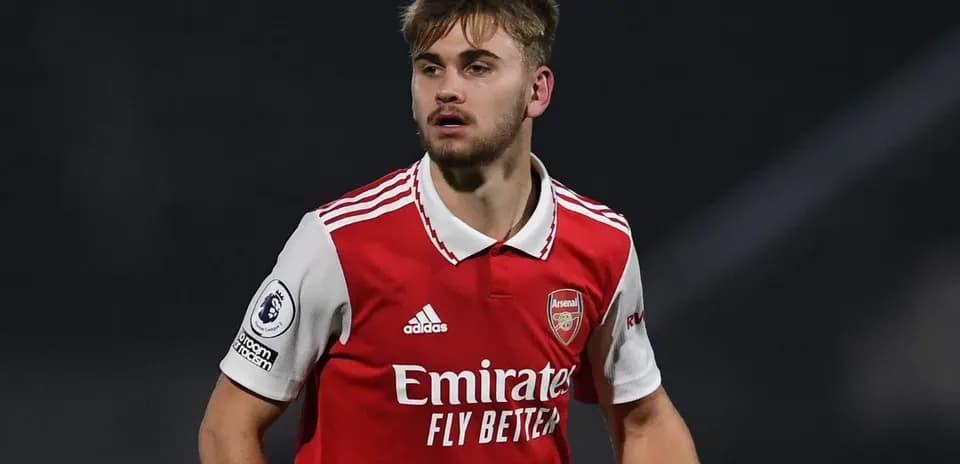 Futbolchi Arsenal formasida maydonda harakatda