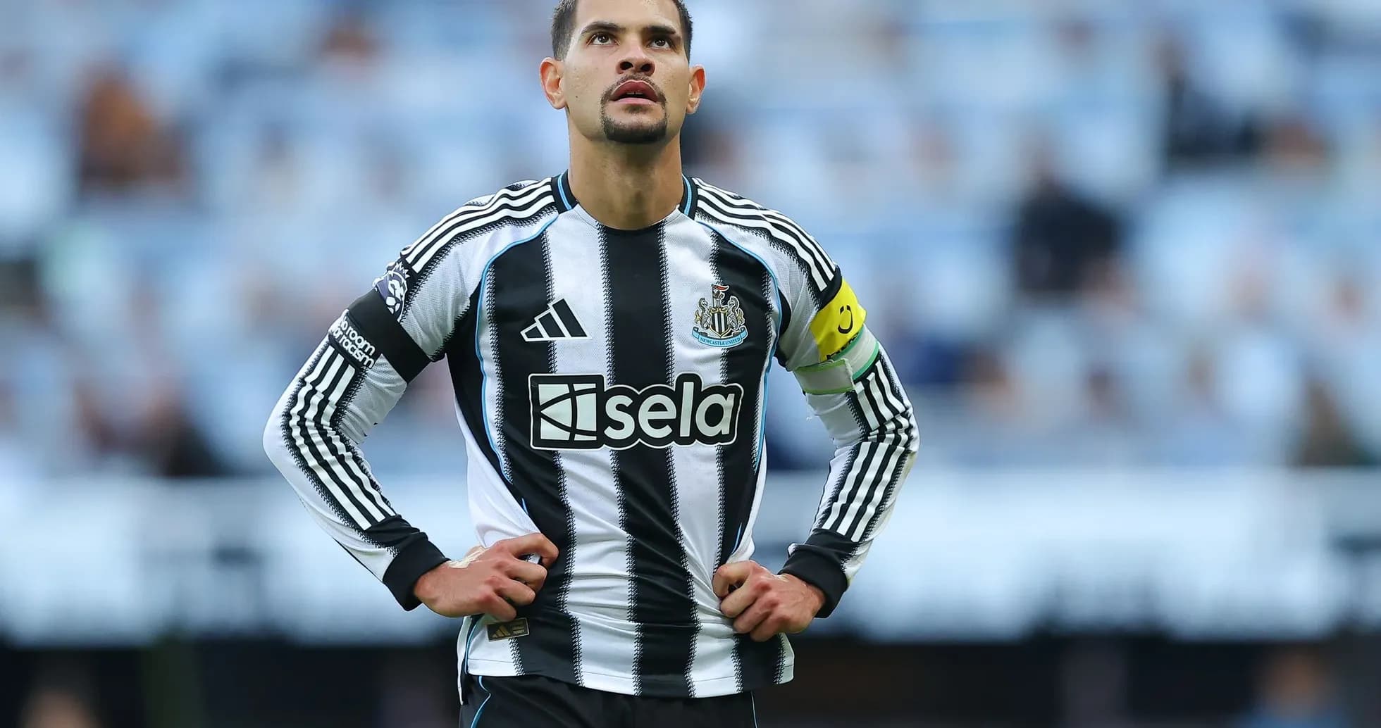 Futbolchi maydonda jamoa kapitanlik qilmoqda