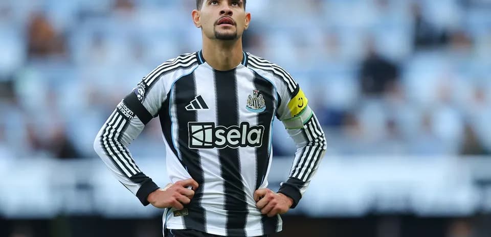 Futbolchi maydonda jamoa kapitanlik qilmoqda