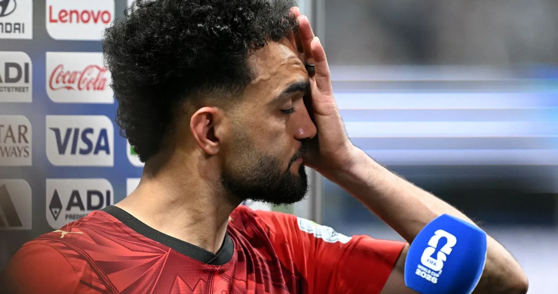 Futbolchi intervyu davomida boshini ushlab turmoqda
