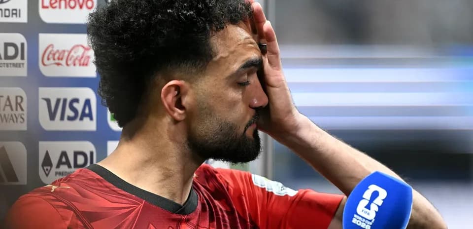 Futbolchi intervyu davomida boshini ushlab turmoqda