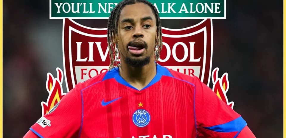 Futbolchi PSG formasida, Liverpool logotipi fonida