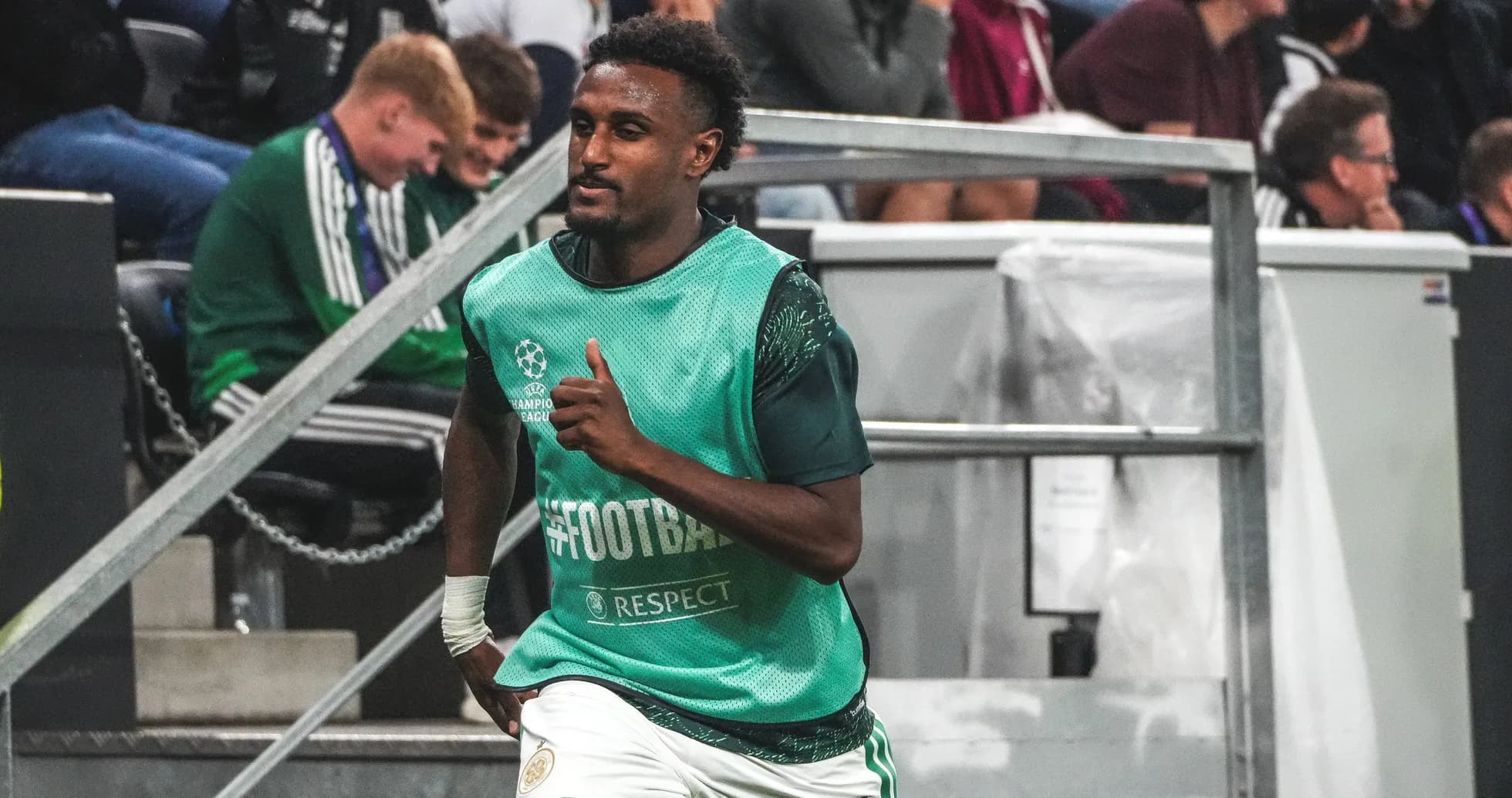 Futbolchi rozgar paytida stadionda yugurmoqda