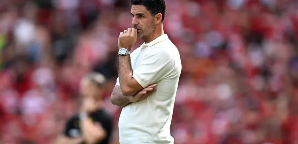 Mikels Arteta observing the match on the sidelines