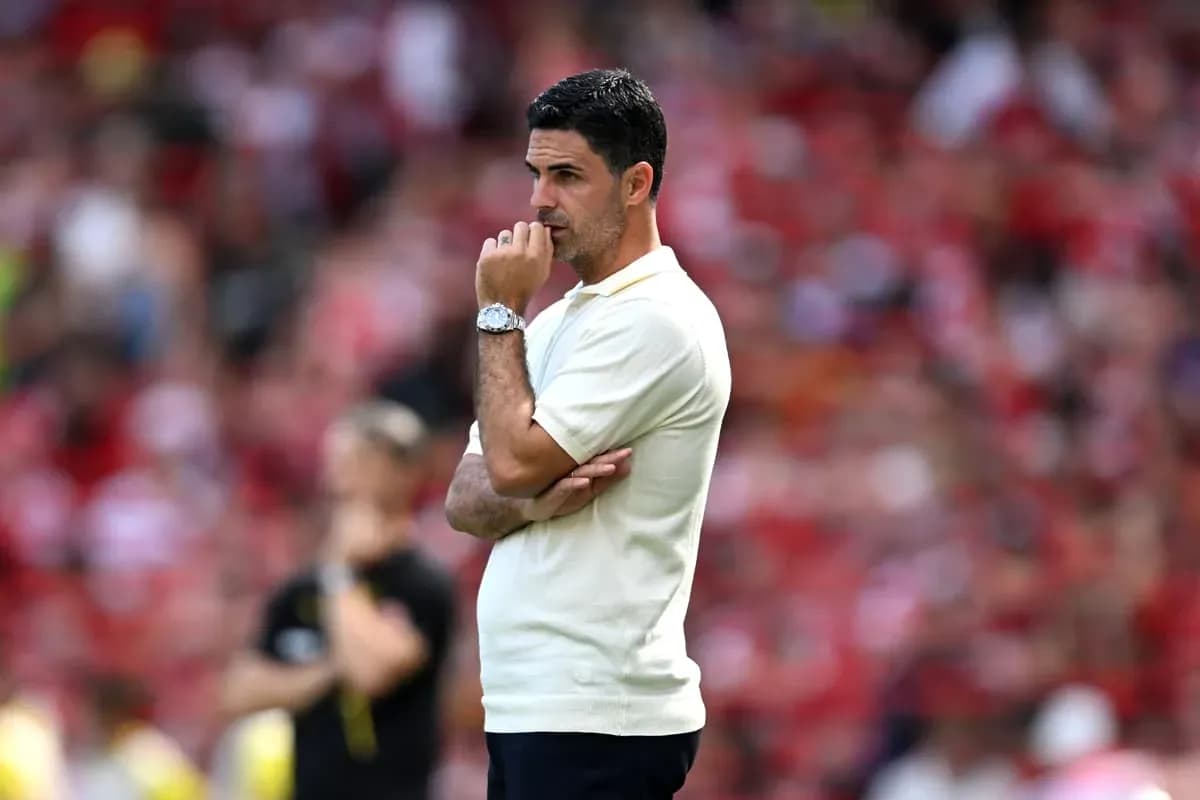 Mikels Arteta observing the match on the sidelines