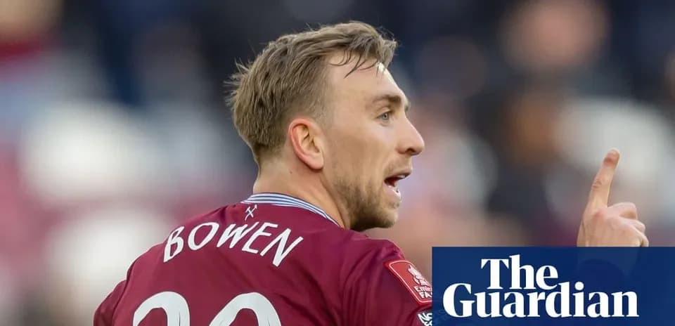 Futbolchi Bowen o'yin davomida ko'rsatma berayapti