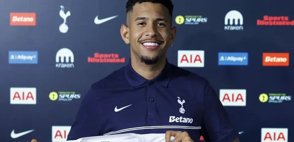 Futbolchi yangi forma bilan to'plangan