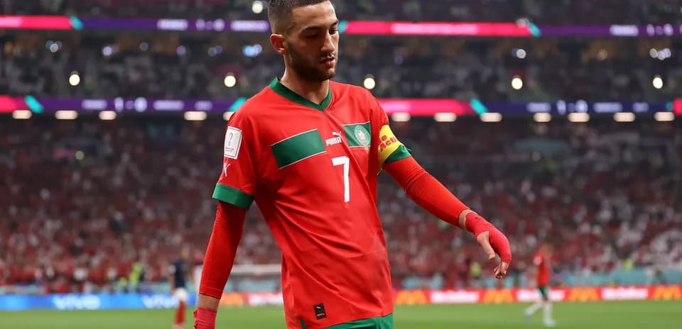 Futbolchi Hakim Ziyech maydonda, marokash futbol formasida