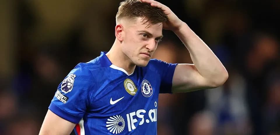 Futbolchi Chelsea formasi bilan maydonda turibdi