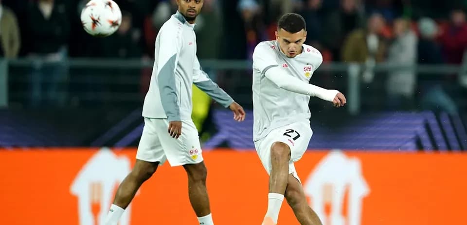 O'yin oldidan mashg'ulotda futbolchilar to'p tepmoqda