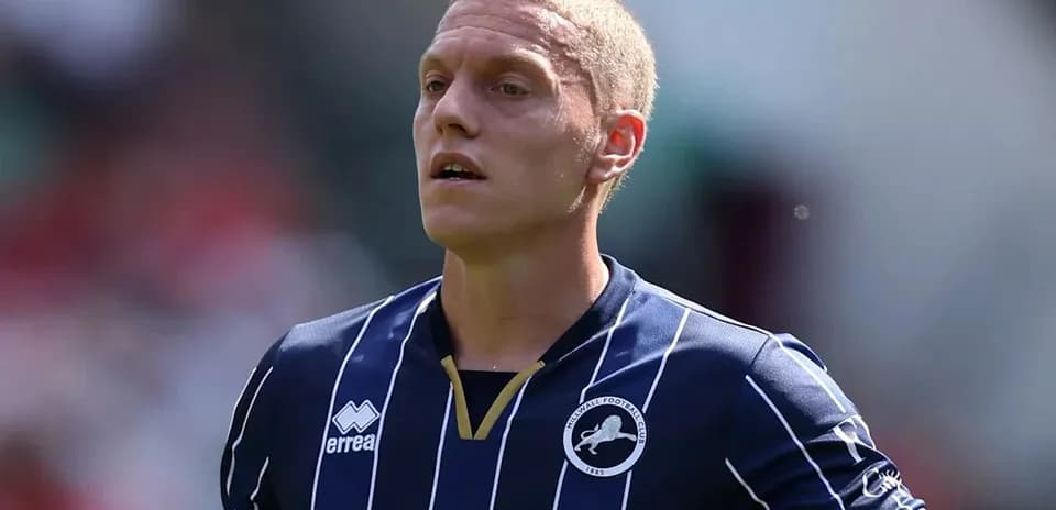 Futbolchi maydonda o'yin davomida ko'rinadi