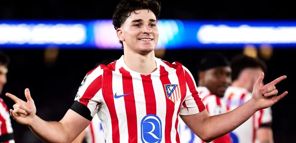 Futbolchi g'alaba qozonganidan keyin nishonlamoqda