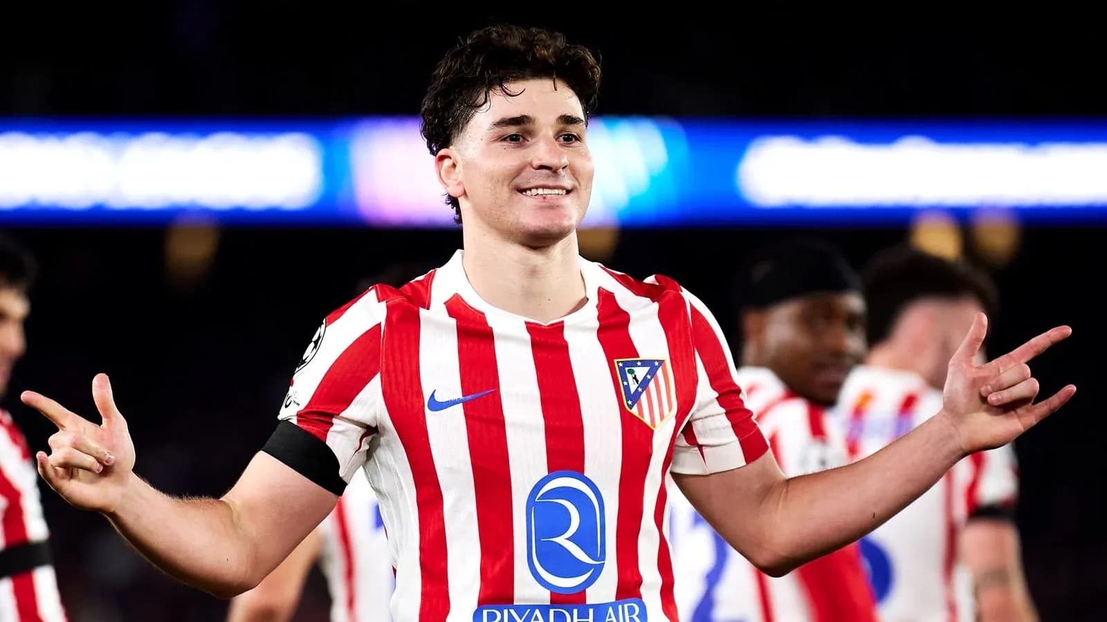 Futbolchi g'alaba qozonganidan keyin nishonlamoqda