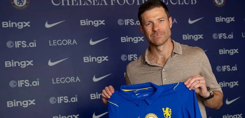 Yangi murabbiy Chelsea futbol formasini ushlab turibdi
