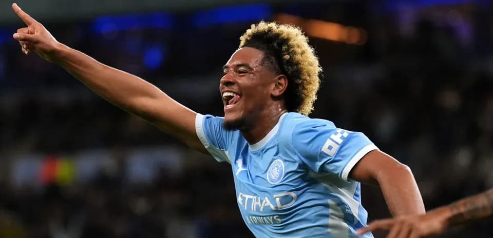 Futbolchi goli uchun quvonch bilan qo'lini ko'targan