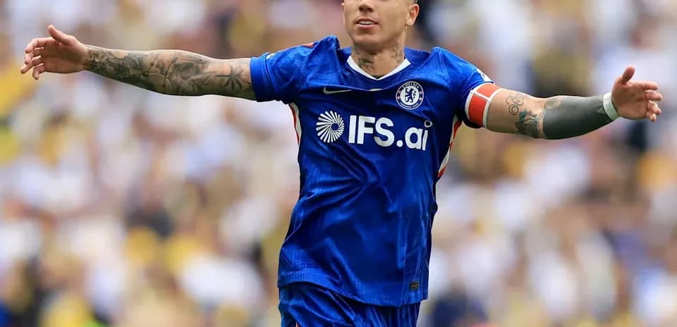 Futbolchi Chelsea formasida maydonda harakatda
