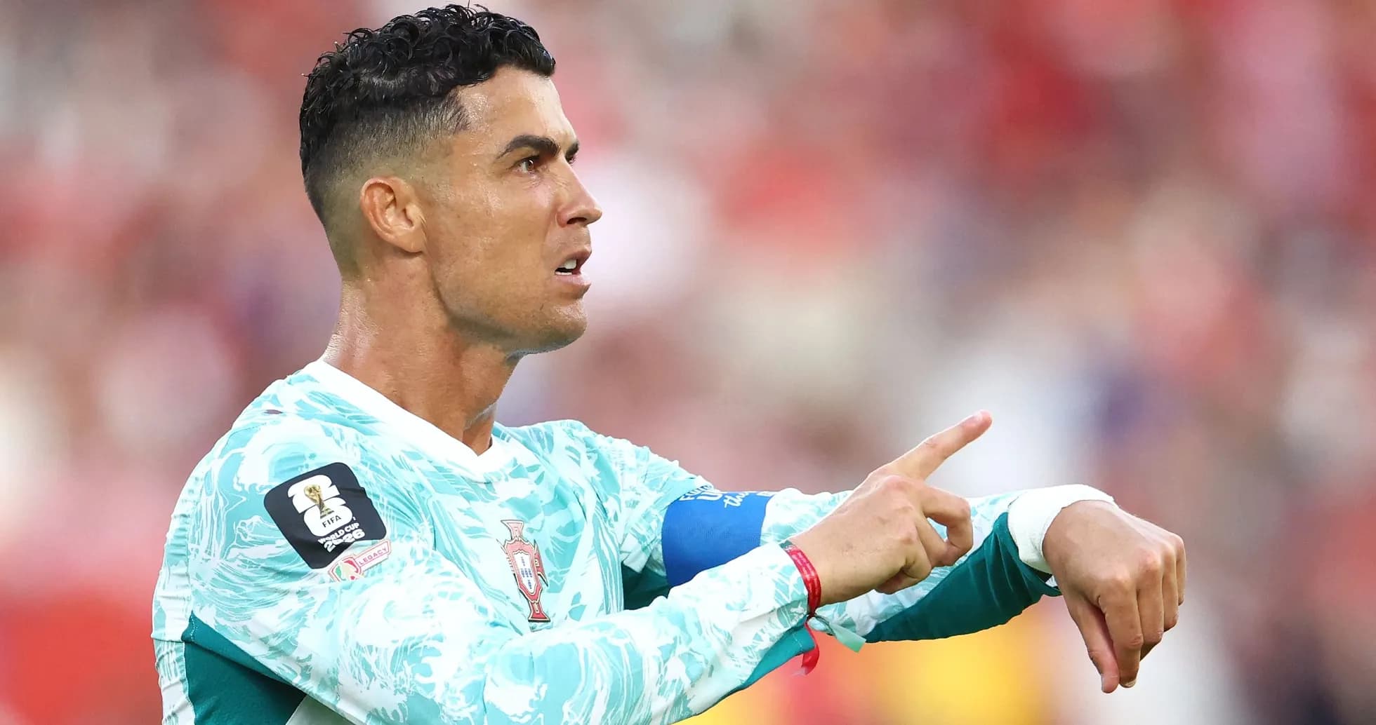 Futbolchi raqibga ko'rsatma berayotgan