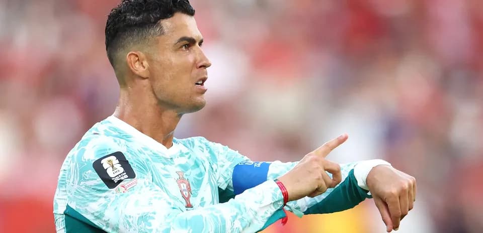 Futbolchi raqibga ko'rsatma berayotgan