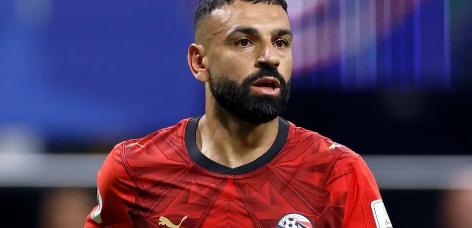 Futbolchi o'yin davomida harakatda