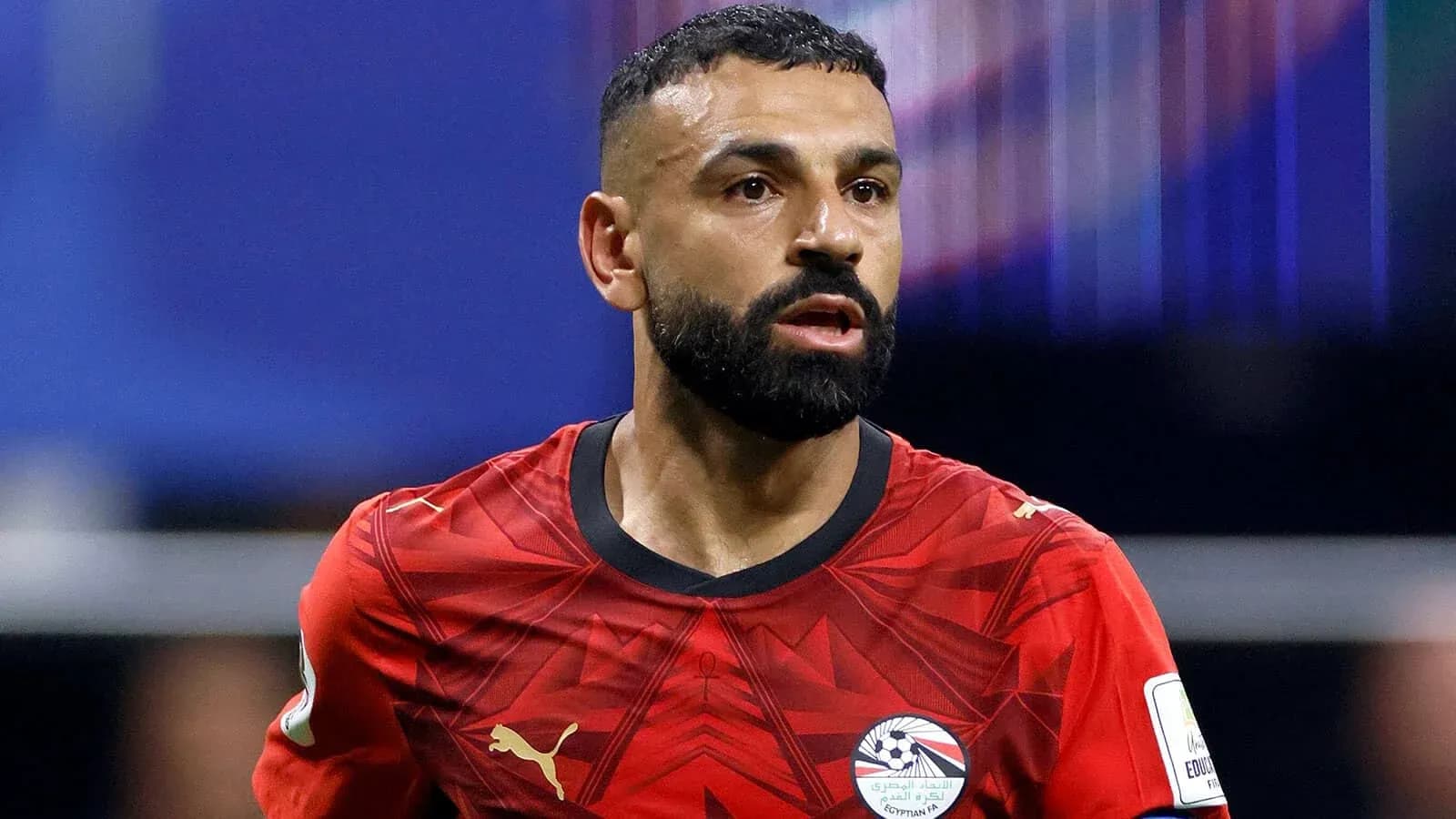 Futbolchi o'yin davomida harakatda