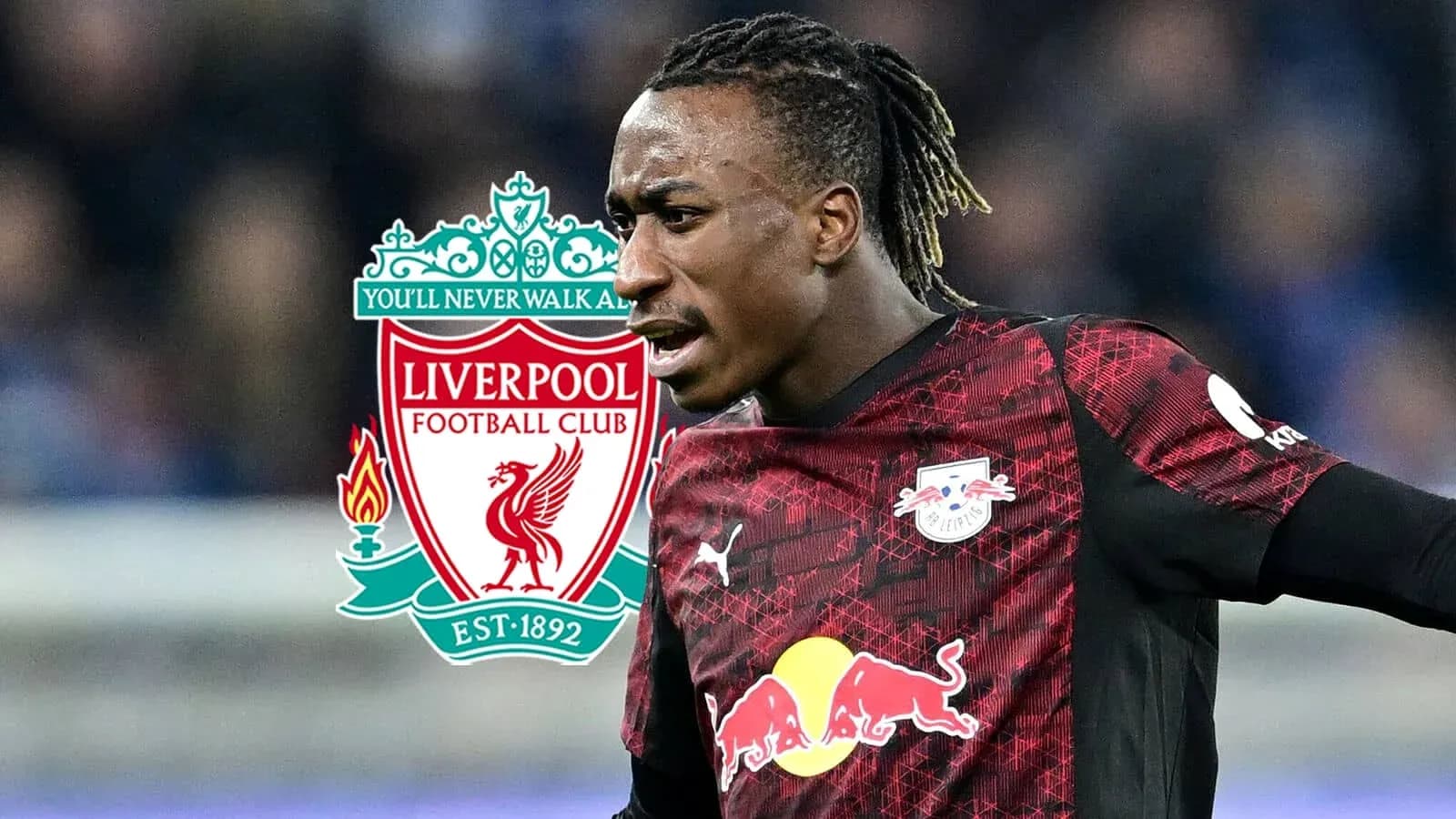 Futbolchi maydonda harakatda, Liverpool logosi bilan