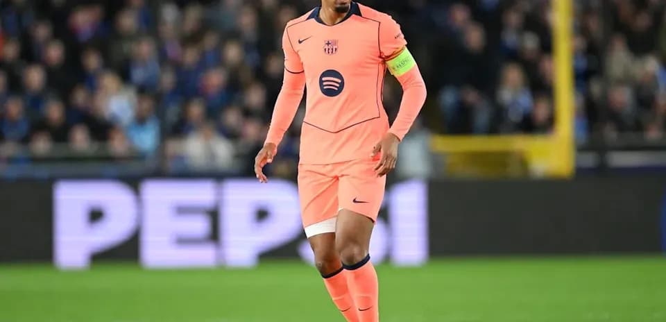 Futbolchi to'p bilan maydonda harakatda