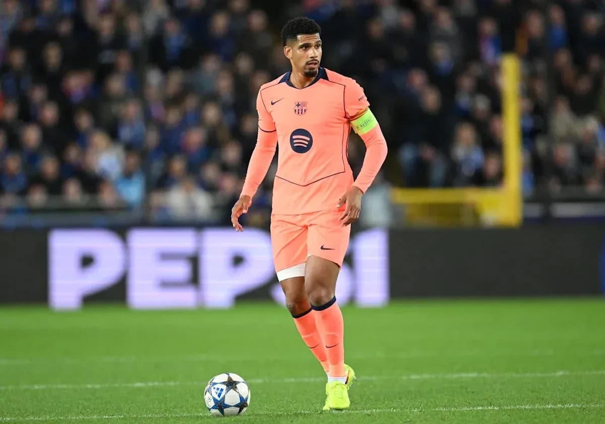 Futbolchi to'p bilan maydonda harakatda