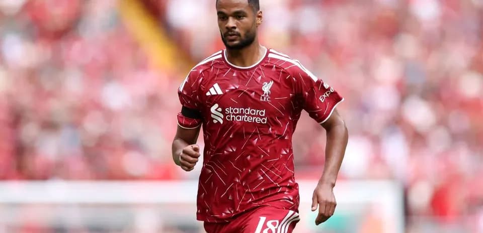 Futbolchi LFC formasida maydonda yurmoqda