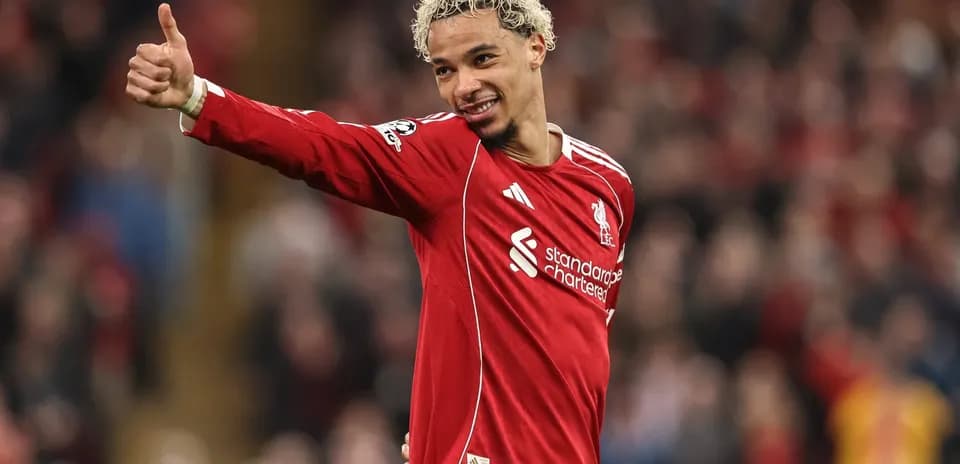Futbolchi Liverpool formasida o'yinchining ishorasi