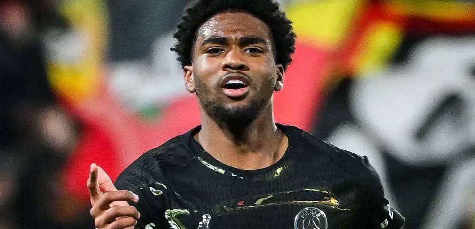 Futbolchi maydonda nishon bilan o'zini ifoda etmoqda