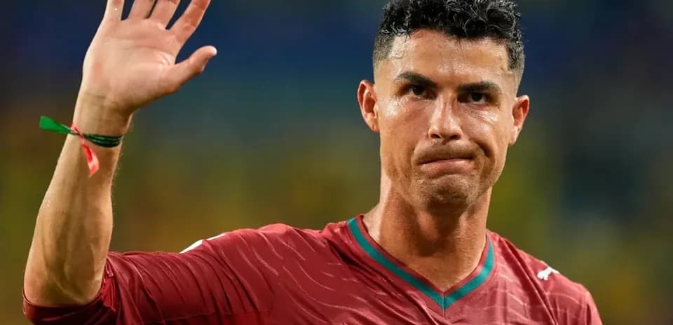 Futbolchi qo'lini ko'targan holda kutmoqda