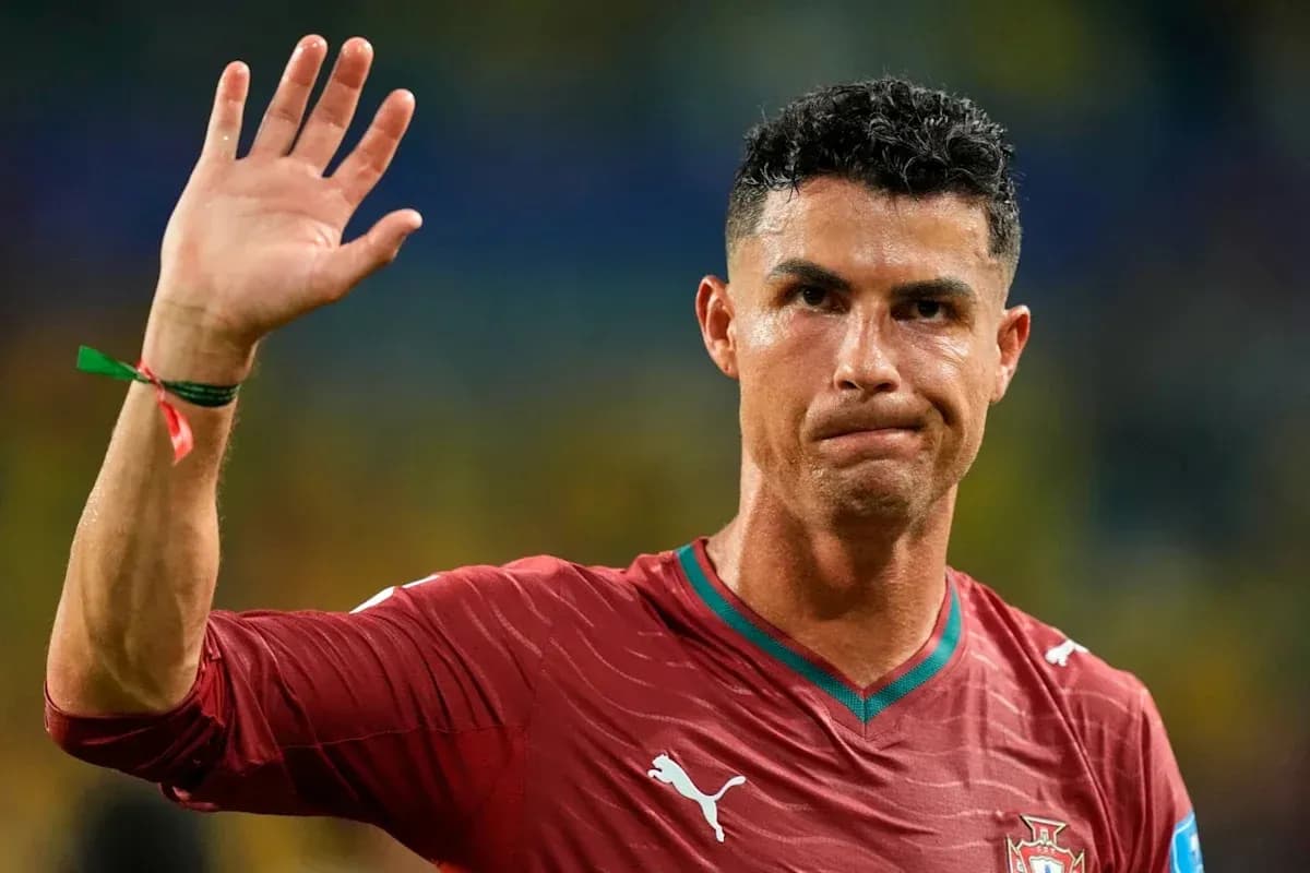 Futbolchi qo'lini ko'targan holda kutmoqda